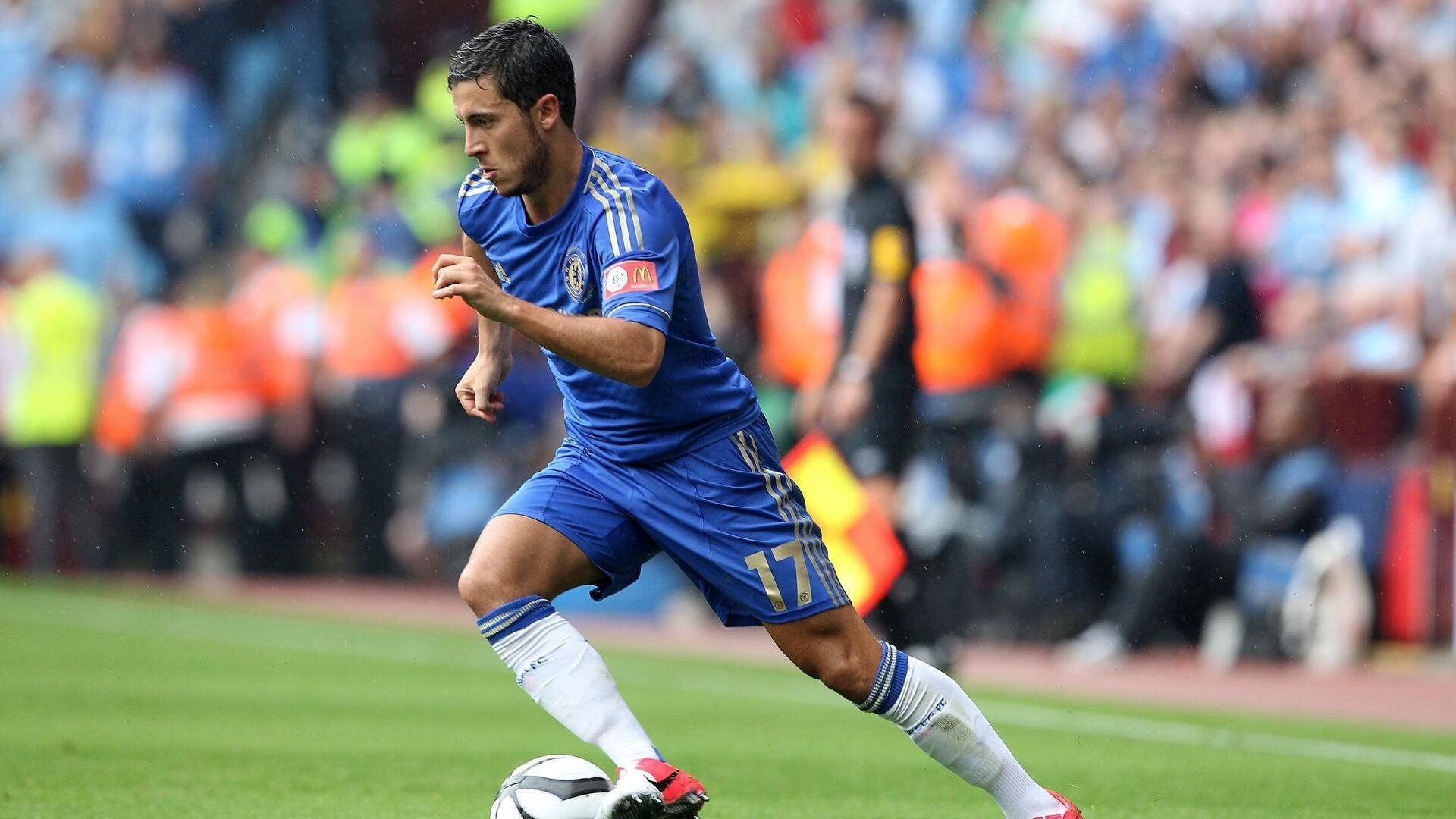 成都公安_两球迷为发泄情绪展示侮辱性物品+辱骂 已行拘，成都业余足球暴力